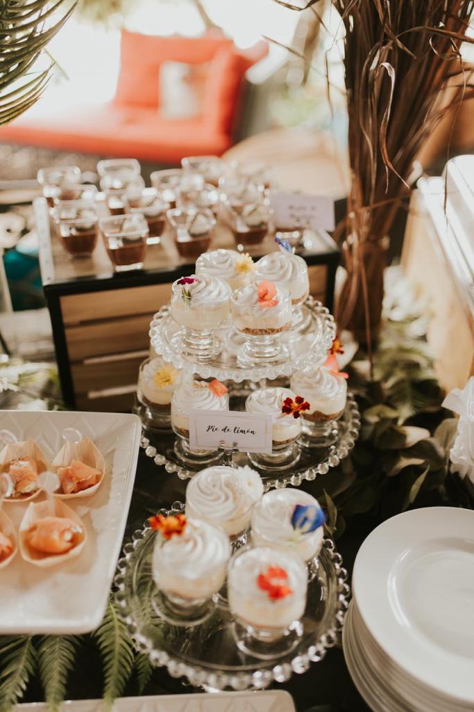 mesa servida en evento copitas pie limon