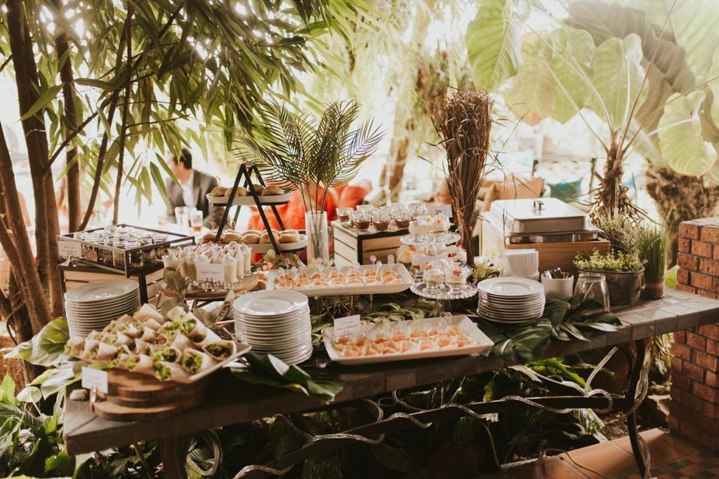 mesa servida en evento con todos los platillos del evento