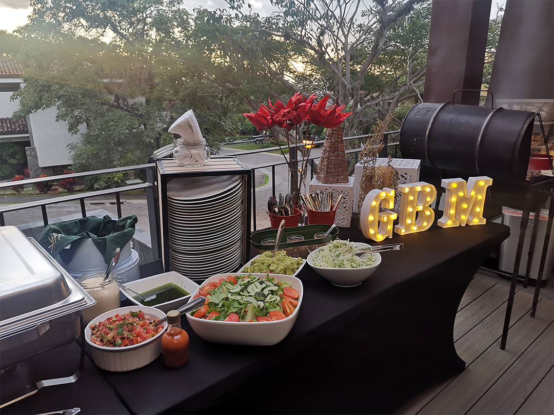 mesa arreglada para servir catering