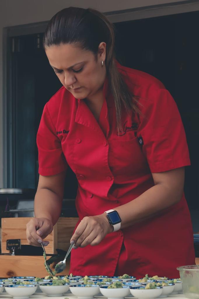 chef sirviendo platillos